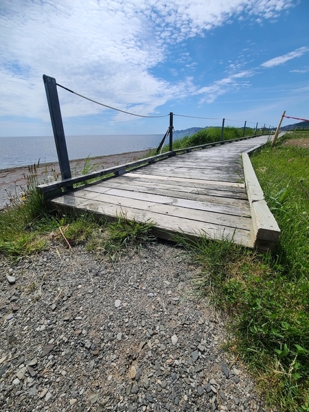 Seuil entre le sentier de bois et de poussière de roche compactée