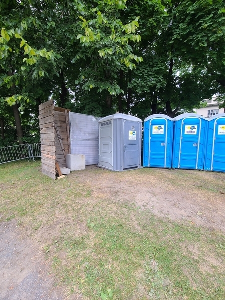 Sentier menant à la toilette accessible en pente raide (20%)