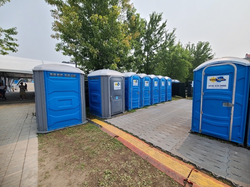 Toilette chimique avec accès restreint