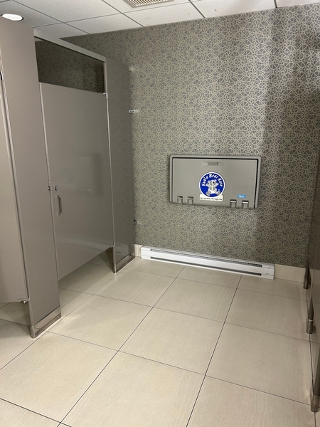 Salle de toilettes femme au rez-de-chaussée