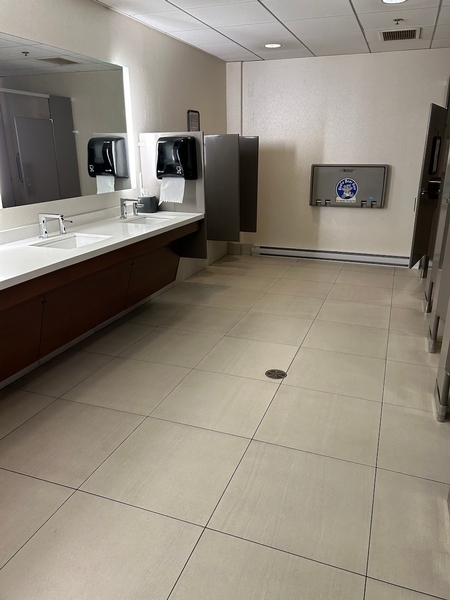 Salle de toilettes homme au rez-de-chaussée