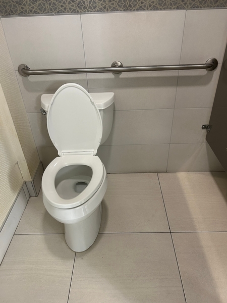 Salle de toilettes homme au rez-de-chaussée