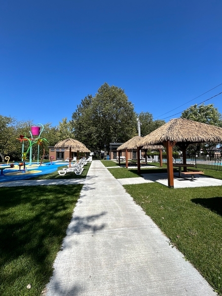 Accès jeux d'eau, piscine et bloc sanitaire 