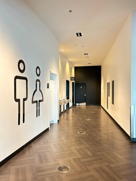 Corridor menant aux toilettes rez-de-chaussée