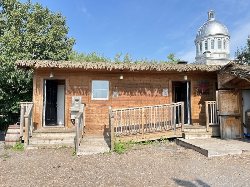 Bâtisse abritant les toilettes 