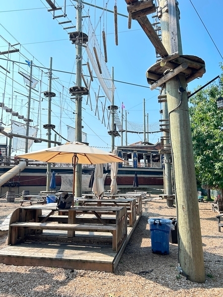 Tables de pique-nique sous les mâts d'escalade