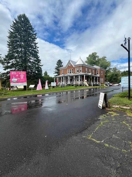 Site Préau municipal - Allée menant à la zone de stationnement