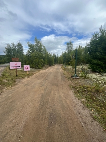 Site Camping Bivouak - Parcours menant du stationnement à l'entée en terre battue