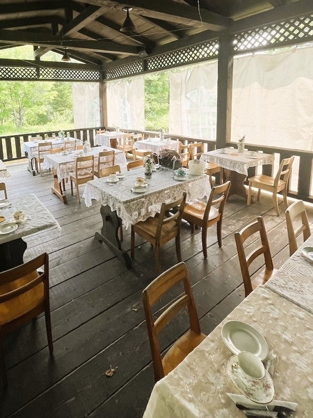 Table de la bergère - terrasse section couverte