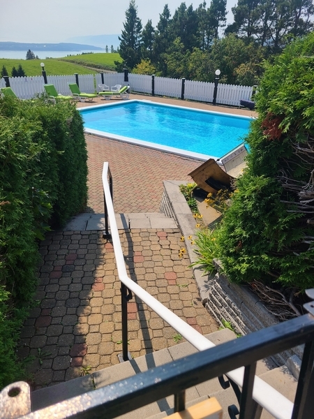 Marches menant à la piscine