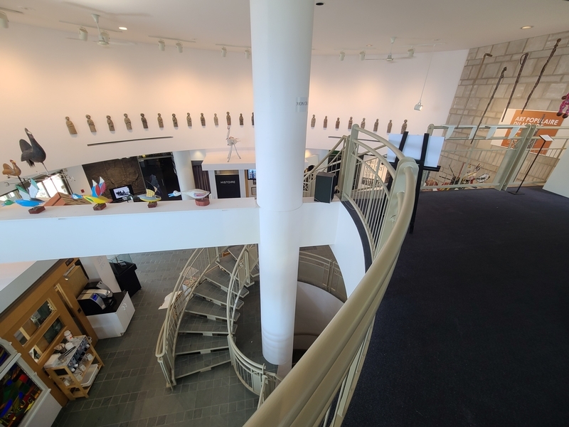 Escaliers menant à la mezzanine (chaise d'allaitement et accès à la terrasse)