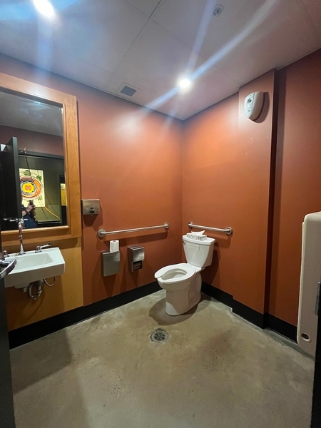 Salle de toilette universelle mixte - niveau sous-sol