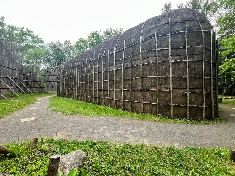 Maison longue nationale Ekionkiestha' - extérieur - sentier de poussière de roche compactée