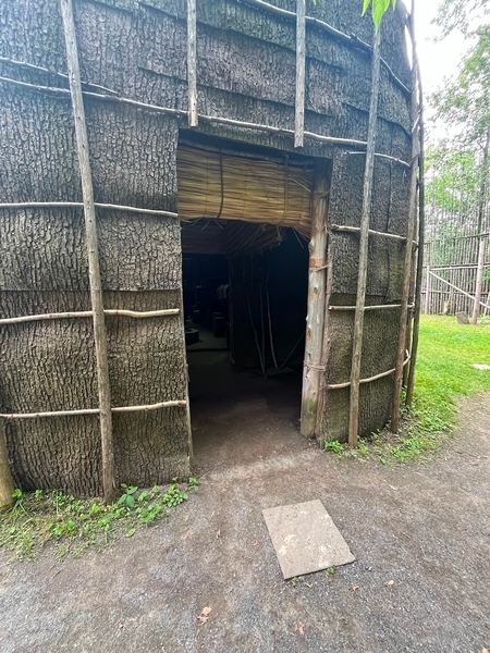 Maison longue nationale Ekionkiestha' - entrée