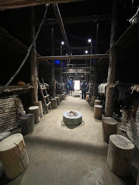 Maison longue nationale Ekionkiestha' - intérieur