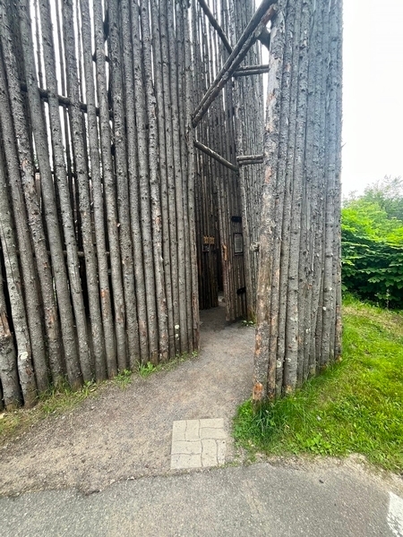 Maison longue nationale Ekionkiestha' - chicane d'accès