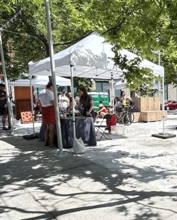 Kiosque et bancs dans le sable