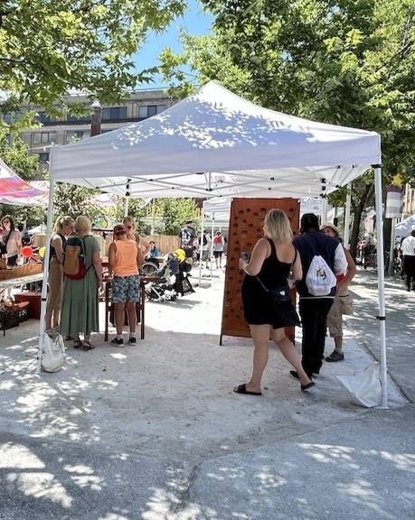 Kiosque dans le sable