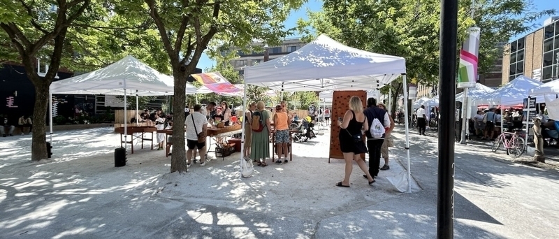 Kiosques à la Place du Village