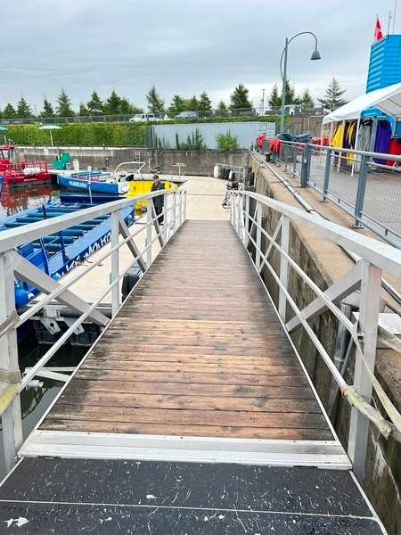 Rampe et passerelle du quai