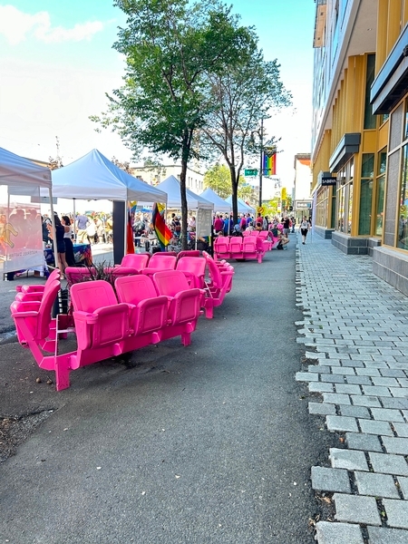 Banc à l'arrière des kiosques