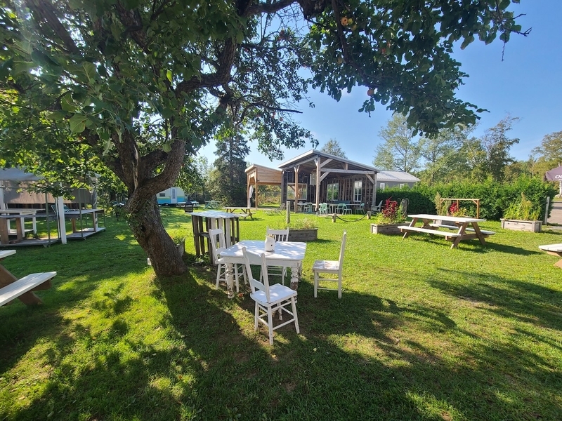 Terrasse sur la pelouse