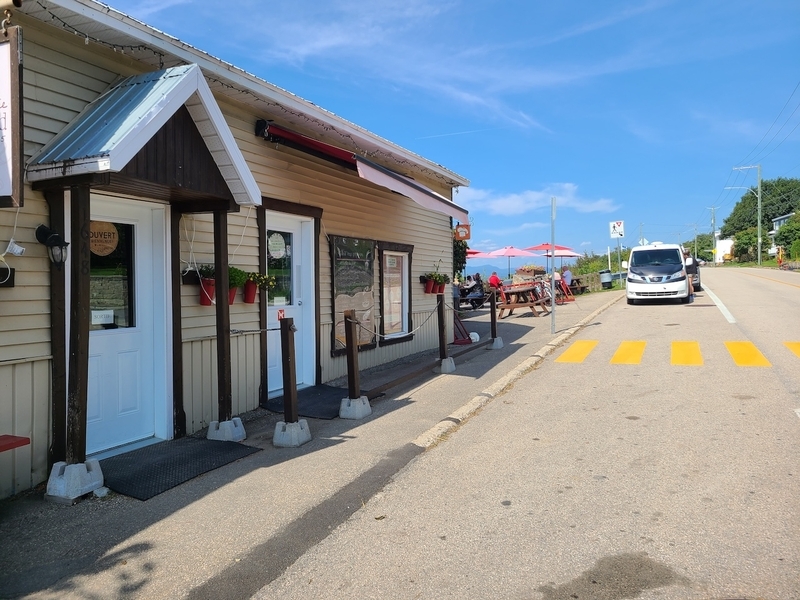 Entrée (porte de droite) et sortie (porte de gauche)