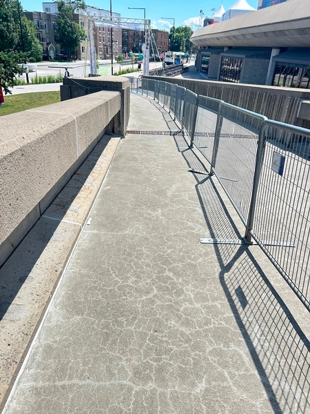 Allée réservée pour l'entrée accessible