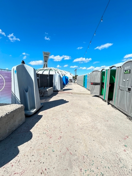 Allée des toilettes chimiques près des Camions de rue