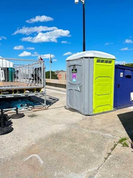 Toilette chimique près de la plateforme de la zone réservée