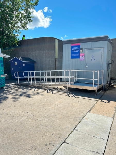 Rampe d'accès et entrée de la salle de toilette universelle