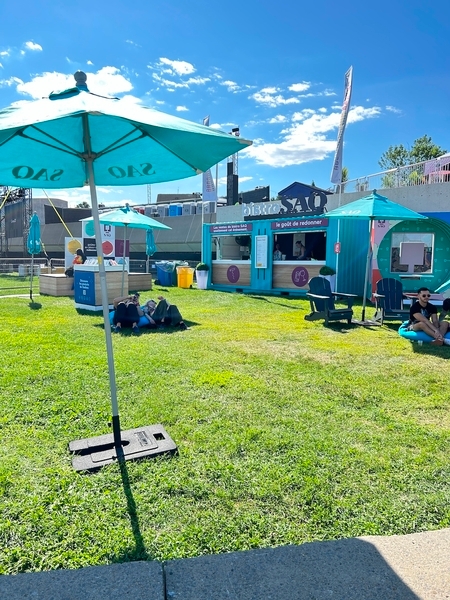 Espace SAQ avec kiosque sur la pelouse