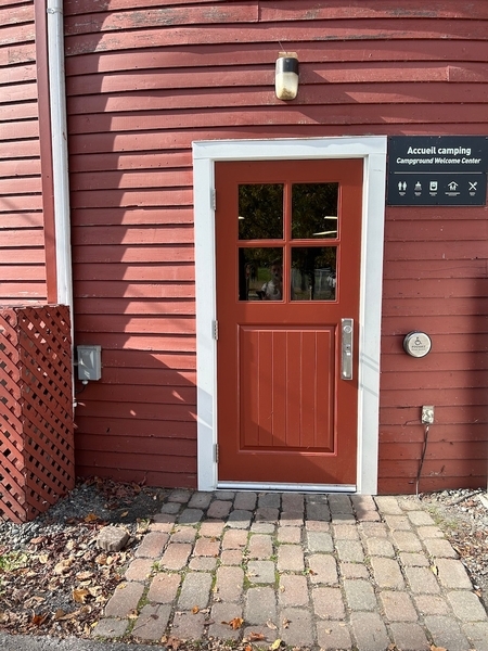 Porte d'entrée secondaire accessible 