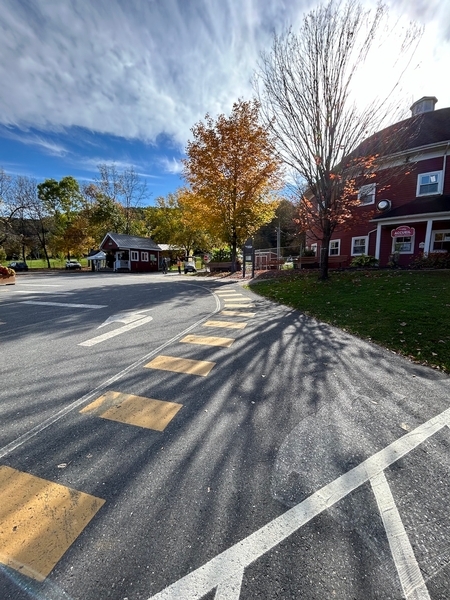 Allée menant à l'entrée secondaire accessible 