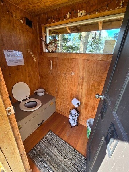 Intérieur de la toilette chimique