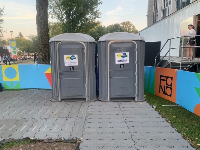 Toilettes chimiques - Zone réservée de la scène FONO