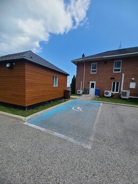 Espace de stationnement réservé à proximité de la salle de toilette