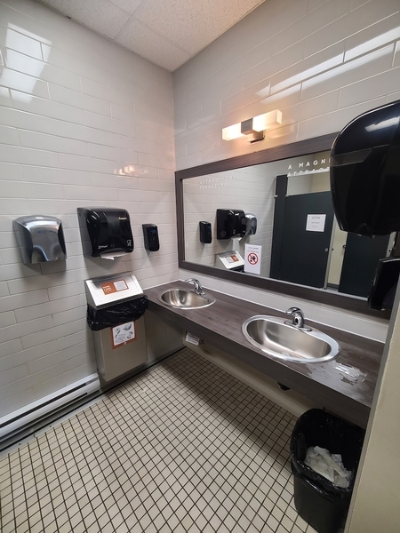 Lavabo des salles de toilettes à cabinets multiples