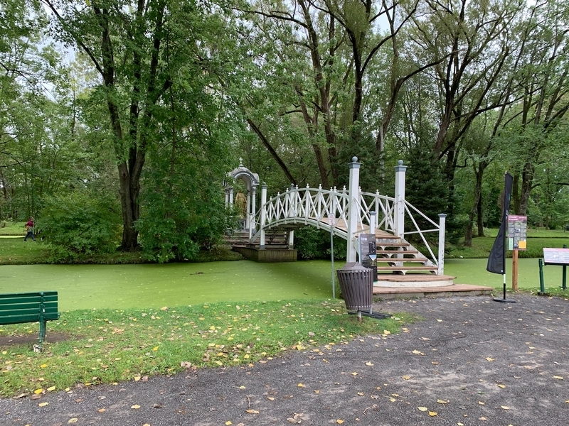 Pont qui mène à l'île du domaine Maizerets