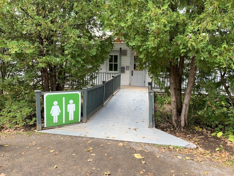 Entrée du bâtiment le Chalet