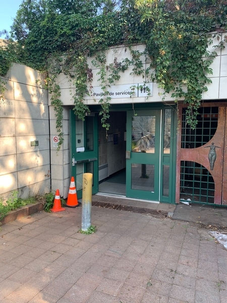 Entrée du Pavillon de services - Toilette