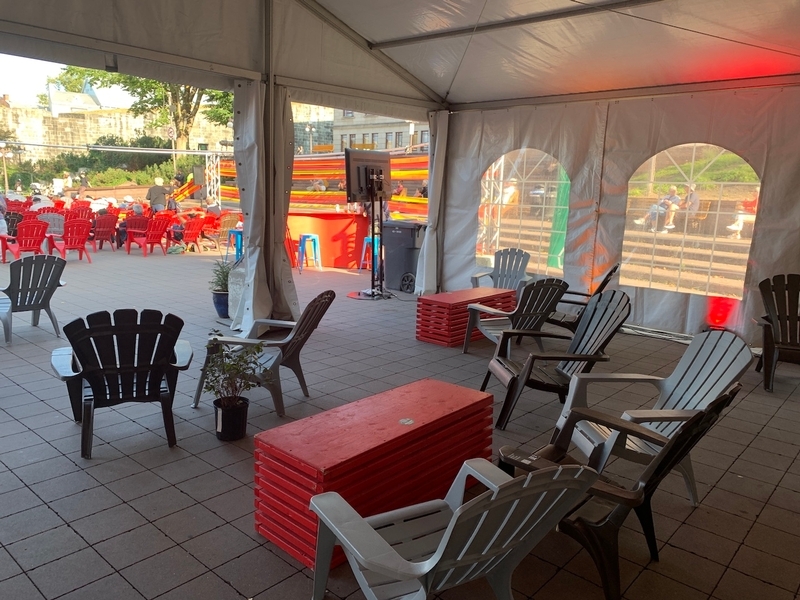 Tables et chaises au bar