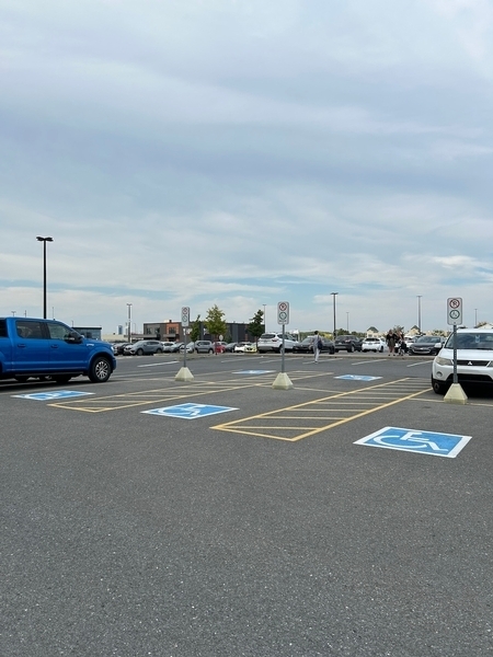 Stationnements réservés situés près de la porte 3 du Centre de Congrès