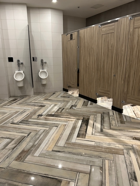 Salle de toilettes homme située au rez-de-chaussée