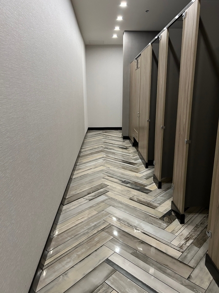 Salle de toilettes femme située au rez-de-chaussée