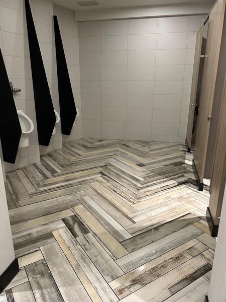 Salle de toilettes homme située au 2e étage