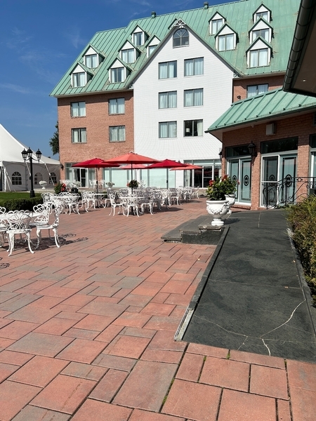 Terrasse située à l'arrière de l'hôtel