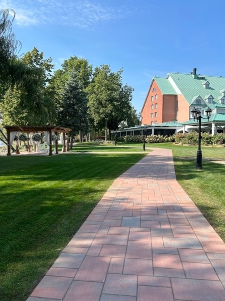 Sentier menant de l'hôtel au bâtiment Pavillon sur le Lac