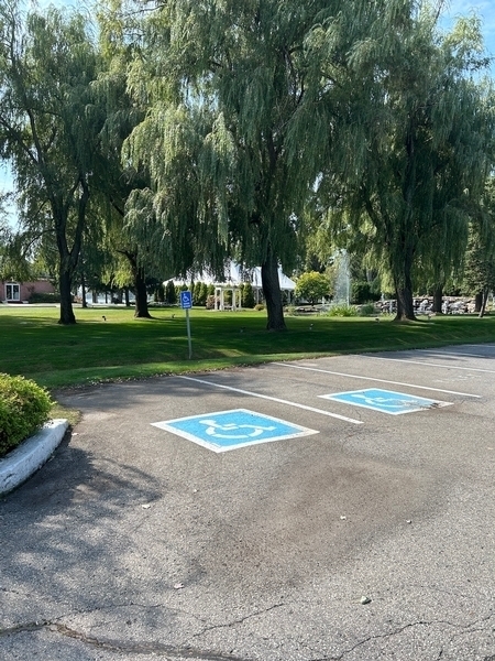 Salle Pavillon sur le Lac - stationnements réservés près de l'entrée du bâtiment 