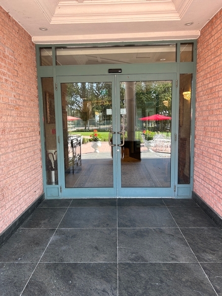 Porte extérieur menant à la terrasse de l'hôtel